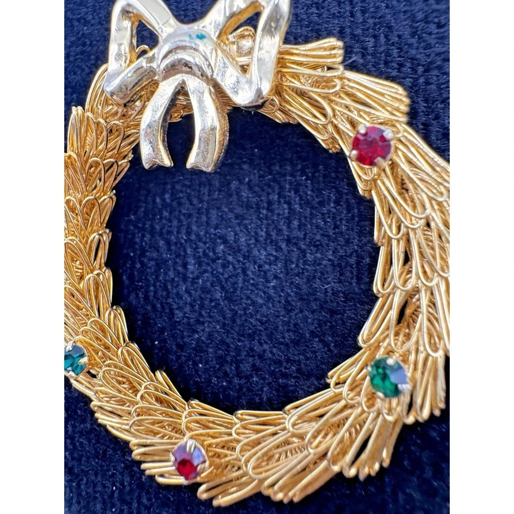 Gold Tone Christmas Wreath Brooch Red‎ Green Rhinestones Bow Pin